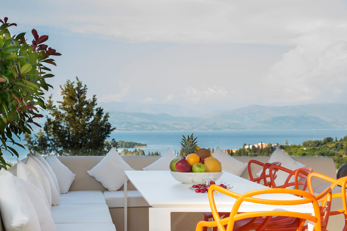 villa-skyline-corfu-outdoor-dining-area